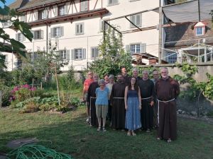 Die Bilder zeigen den Generalminister zusammen mit der Gemeinschaft (zwei Brüder sind in den Ferien)