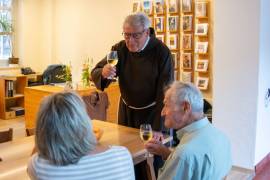 Kennenlernen der Gottesdienstbesucherinnen und -besucher beim anschliessenden Apéro