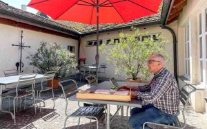 Kurt sitzt im Innenhof unseres Klosters