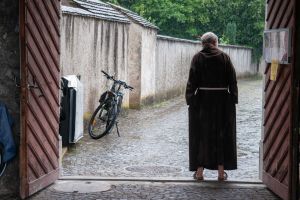 Br. Patrik hält Ausschau nach Gästen