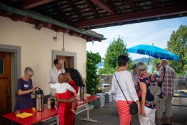 Das Getränke- und Kuchenbuffet wird rege aufgesucht